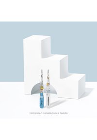 Pinzette con design Disney di Cenerentola, un lato presenta Cenerentola e il castello, l'altro lato con personaggi animali e il nome del marchio.