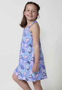 Kleid aus leichtem Stoff, mit blauem Hintergrund und pinken sowie schwarzen Blumenmustern. Ärmelloses Design mit Schulterträgern.