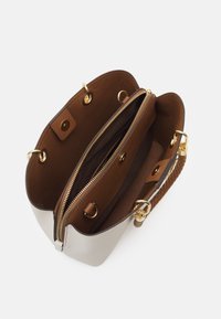 Sac à main structuré avec un extérieur en cuir marron clair et gris clair. Il dispose de quincaillerie dorée, d'un compartiment zippé et d'une anse tressée.