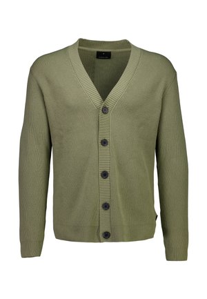 Groene ribgebreide cardigan met V-hals en vijf zwarte knopen aan de voorkant, lange mouwen en normale pasvorm.