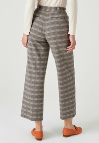 damart-large-pantalon-classique-beige-prince-de-galles-marron