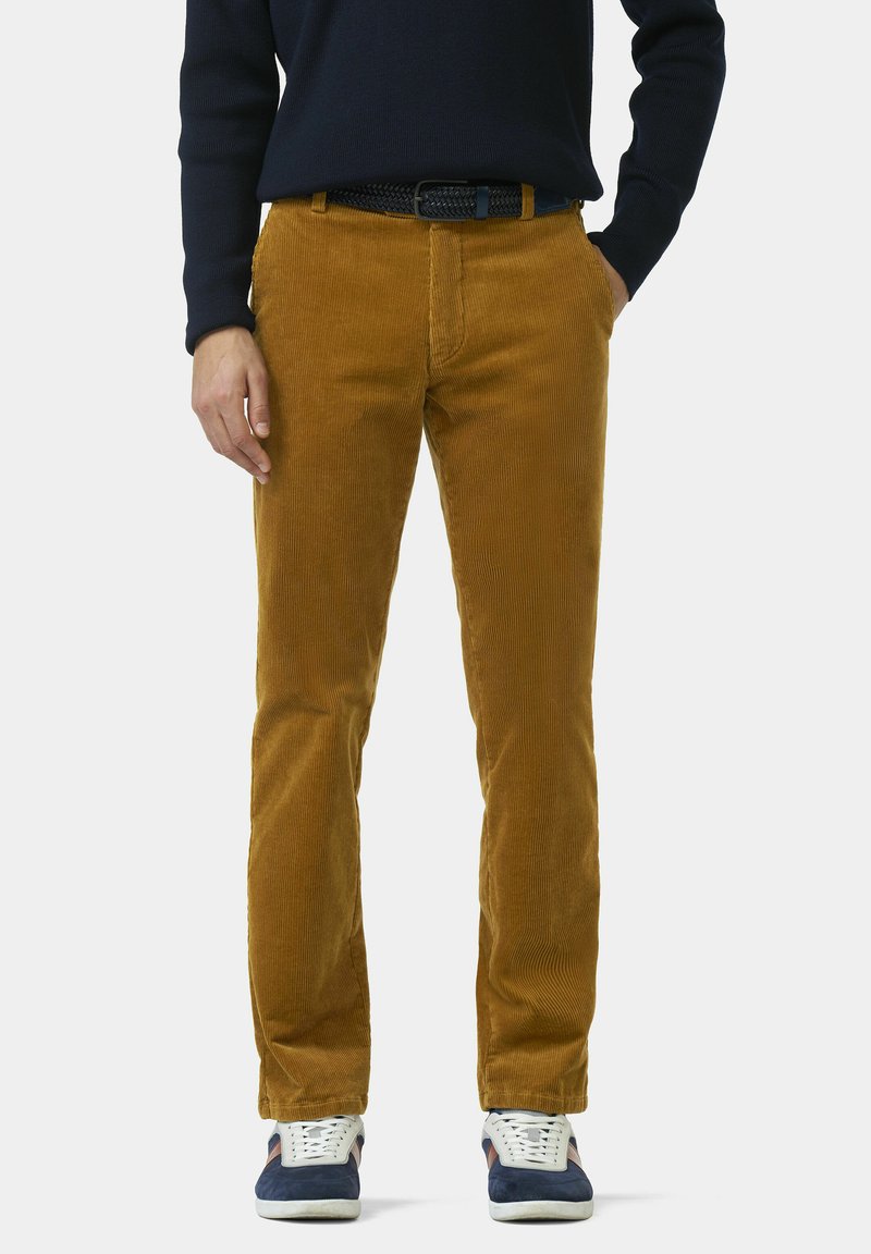 Corduroy broek in mosterdgeel met smalle verticale ribbels, gecombineerd met een zwarte geweven riem en blauwe sneakers. Platte voorkant ontwerp.