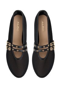 Un paio di ballerine nere in rete stile Mary Jane con doppie cinture e solette color cammello, il nome del marchio "ALDO" stampato all'interno.