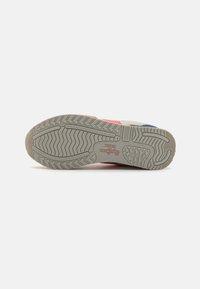 Semelle de chaussure de sport, en caoutchouc gris texturé avec un motif de semelle en zigzag. Comprend un logo et des détails moulés pour une meilleure adhérence.