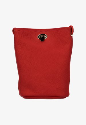 Piros bőrből készült vödörtáska, texturált felülettel, felső varrással és aranyszínű fém részlettel ellátott zárral. Látható minták vagy díszítések nélkül.