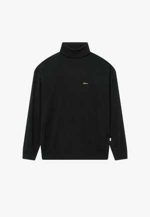 Sort rullekrave sweater i blødt materiale, med lange ærmer og et lille, broderet guld logo på brystet. Enkel, klassisk silhuet.