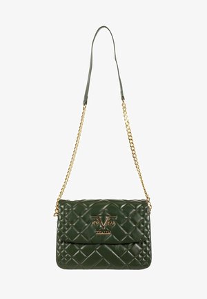 Bolso de hombro acolchado de color verde oscuro con cadena dorada y logo dorado "V 1969 Italia" en el cierre de la solapa frontal.