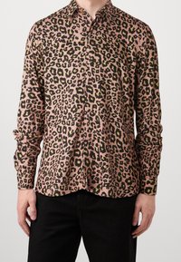 Langarmshirt van roze stof met een zwart en geel luipaardprintpatroon, met een kraag en knoopsluiting aan de voorkant. Zachte textuur.