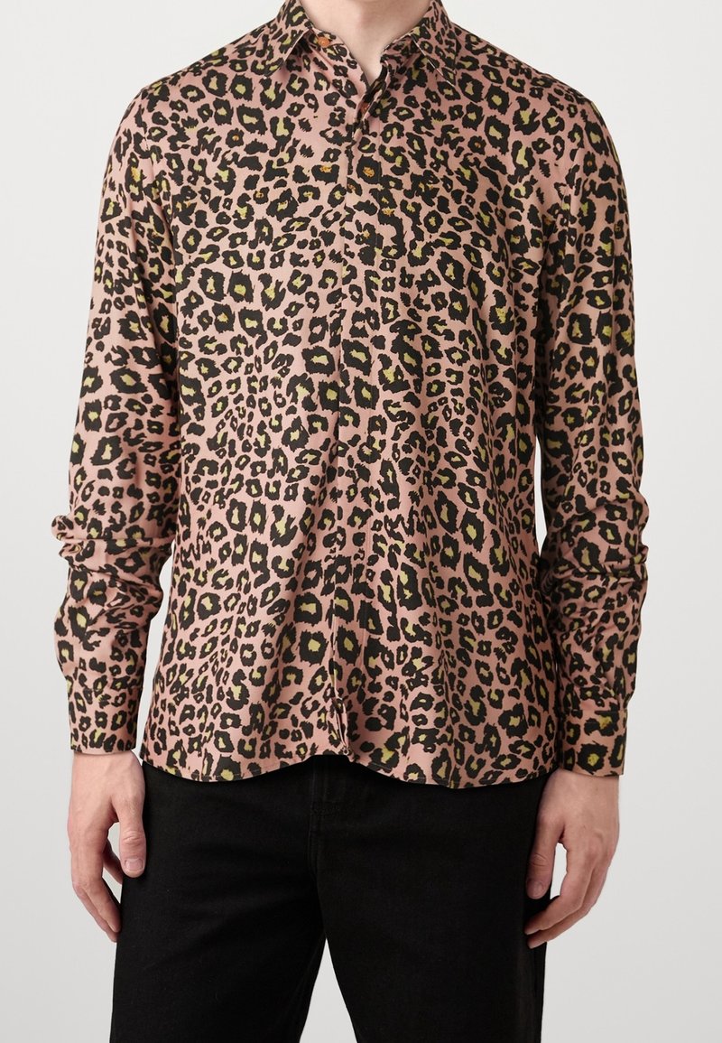 Langarmshirt van roze stof met een zwart en geel luipaardprintpatroon, met een kraag en knoopsluiting aan de voorkant. Zachte textuur.