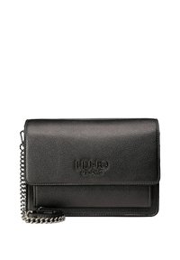 Bolso bandolera de cuero negro texturizado con cierre de solapa, correa de cadena, logotipo en relieve y detalles de acabado liso. Diseño compacto y elegante.