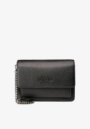 Bolso bandolera de cuero negro texturizado con cierre de solapa, correa de cadena, logotipo en relieve y detalles de acabado liso. Diseño compacto y elegante.