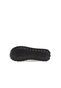 Černá gumová podešev s texturovaným vzorem hlubokých hrbolků a odvodňovacími otvory pro trakci, navržená pro odolnost a přilnavost na různých površích.