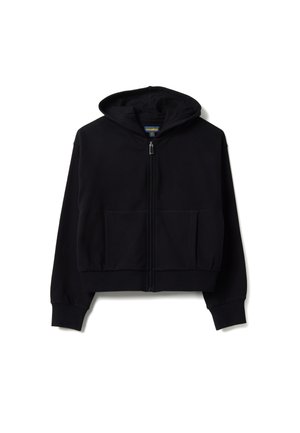 Sudadera negra con cremallera, bolsillos frontales y capucha, mostrada extendida sobre un fondo blanco.