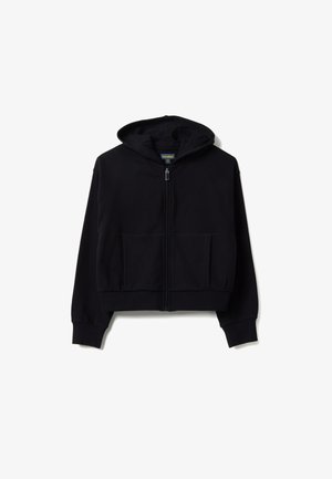 Sweat à capuche noir avec fermeture éclair, poches frontales et capuche, présenté à plat sur un fond blanc.