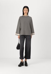 Object OBJESTER - Jumper - sandshell/black