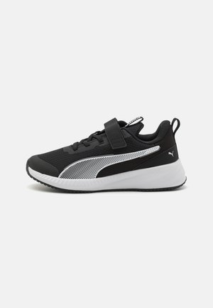 Zapatillas deportivas negras con parte superior de malla y suela de goma. Presentan un diseño de rayas blancas, correa ajustable y cuello acolchado para mayor soporte.