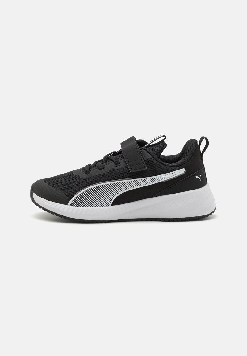 Baskets de sport noires avec un dessus en maille et une semelle en caoutchouc. Caractéristiques d'un design à rayures blanches, d'une sangle réglable et d'un col rembourré pour un soutien optimal.