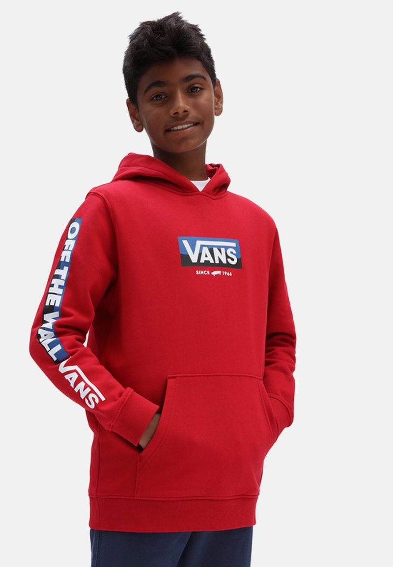 Sudadera con capucha roja hecha de algodón, con un bolsillo delantero. Presenta un logo gráfico en el pecho y texto en la manga en blanco y azul.