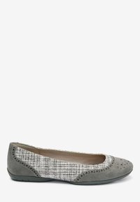 Chaussure plate pour femme en tissu tissé gris et blanc avec des détails perforés sur la pointe et les côtés, bout arrondi et semelle en caoutchouc.