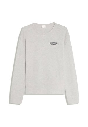 Chemise en maille gaufrée à manches longues de couleur gris clair, avec un col boutonné et "SPORTING GOODS" imprimé sur la poitrine gauche.