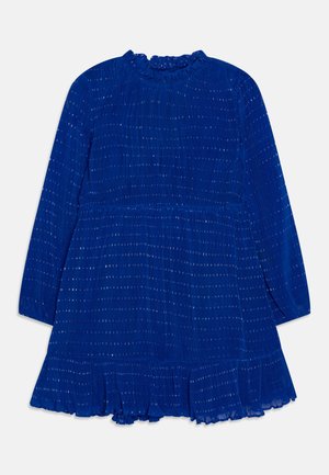 Robe bleue à manches longues avec petites rayures verticales blanches en points, col à volants, taille élastique et ourlet volanté plissé.