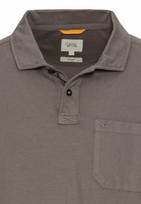 Grijze polo shirt van katoen, met een klassieke kraag, een knoopsluiting met drie knopen, een borstzak en een subtiele merklogo op de zak.