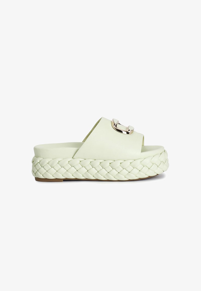 Sandale platform într-o nuanță verde deschis, împletite, cu o bandă lată și un accent metalic. Textură netedă; design casual, potrivit pentru vreme caldă.