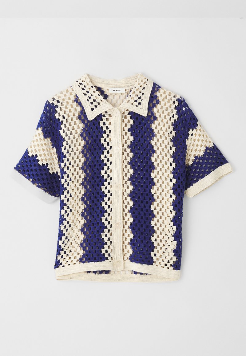 Kurzarmpullover mit Kragen, verfügt über ein Rautenmuster in Creme und Marineblau, mit Knopfverschluss und strukturiertem Finish.