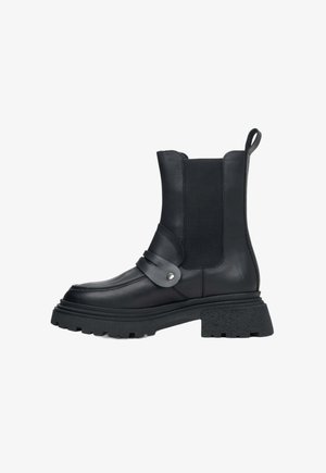 Zwarte leren enkelboot met een chunky zool, voorzien van elastische zijpanelen en een band met een zilveren drukknoopdetail. Gestructureerde rubberen zool.
