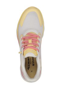 Zapatilla ligera de malla blanca con acentos amarillos, rosas y grises. Presenta cordones redondos, plantilla acolchada y suela de goma.