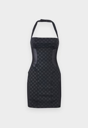 Čierne šaty na ramienka s prispôsobeným strihom, textúrovanou látkou s jemným vzorom loga a hladkými bočnými akcentmi.