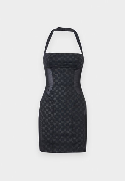 Rochie halter neagră cu o siluetă ajustată, țesătură texturată cu un model subtil de logo și accente laterale netede.
