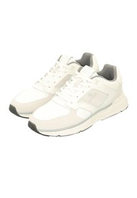 Weiße Sportschuhe aus Mesh und Wildleder mit grauem Innenfutter, Schnürdesign und strukturierten Sohlen für einen besseren Grip.