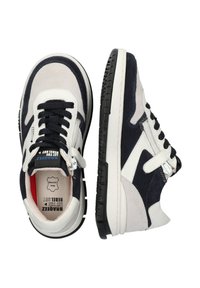 Sneaker mit einer Kombination aus navy-blauem Wildleder und creamfarbenem Lederoberteil, schwarzer Gummisohle, Schnürdesign und roten Akzenten im Inneren.