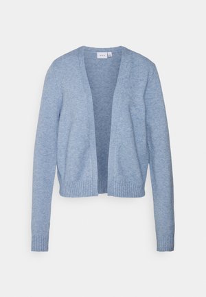 Světle modrý pletený cardigan s otevřeným předním dílem, dlouhými rukávy a žebrovanými manžetami a lemem. Měkká textura, lehký design vhodný pro vrstvení.