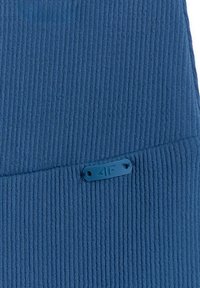 Tissu côtelé bleu avec une petite étiquette rectangulaire en plastique cousue, présentant un logo de marque embossé.