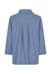 Camicia blu chiaro in chambray con colletto, maniche a tre quarti e dettaglio con piega sul retro; presenta un orlo scallop lungo i bordi delle maniche.