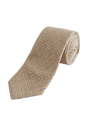 Beige slips rullet op, mønstret med små hvide firkanter med små mørke diamantformer, sat mod en hvid baggrund.