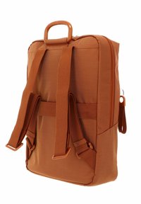 Sac à dos en tissu marron avec une surface texturée, des bretelles réglables et une poignée supérieure. Il dispose d'une fermeture éclair et d'accents latéraux.