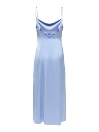 Robe nuisette en satin bleu clair avec fines bretelles réglables et décolleté drapé, descendant jusqu’à la cheville.