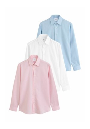 Drei langärmelige, zum Knöpfen gehaltene Hemden in Pink, Weiß und Hellblau, die sich auf einem weißen Hintergrund überlappen.