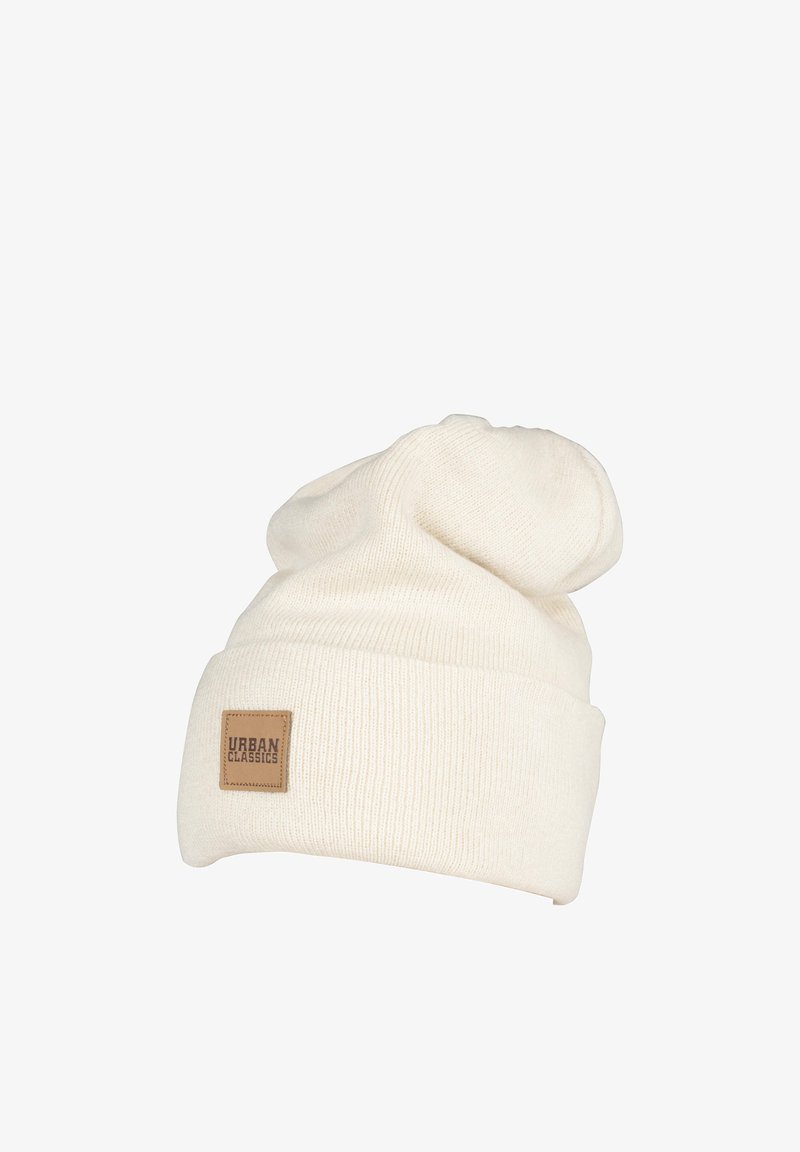 Bonnet tricoté couleur crème avec revers plié et patch marron cousu portant l’inscription "Urban Classics" à l'avant.