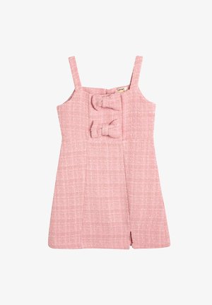 Vaaleanpunainen hihaton mekko, jossa on texturoitu kangas, ja etuosassa on kaksi koristeellista nauhaa sekä pieni aukko helman kohdalla.