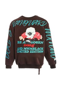 Sudadera marrón con texto azul y una figura de dibujos animados en la parte posterior. Cuenta con puños y dobladillo acanalados, y una etiqueta lateral en el dobladillo. Diseño de edición limitada.