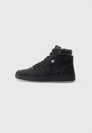 Zapatillas altas negras de cuero, con detalles de costura, un acolchado en el cuello y una suela de goma texturizada.