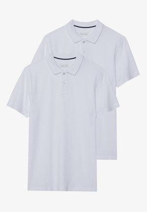 Két fehér pólóing klasszikus gallérral, gombos felső résszel és rövid ujjakkal, sima pamut anyagból készült.