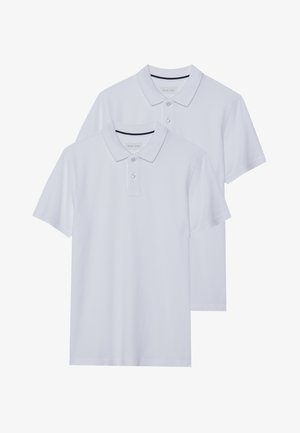 Dos camisetas polo blancas con un cuello clásico, tapeta de botones y mangas cortas, hechas de una suave tela de algodón.