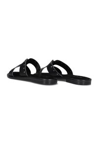 Zwarte slide-sandalen met een textuur, open teen, brede banden met studs, en een platte rubberen zool.