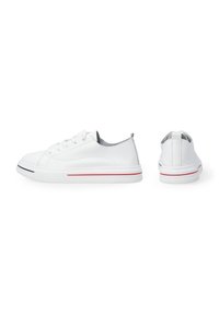 Weiße Sneaker mit einem Obermaterial aus glattem Leder, Schnürverschluss und kontrastierenden roten und schwarzen Streifen auf der Gummisohle. Flaches Design.