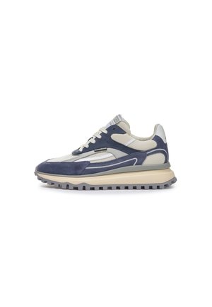 Marineblau und beige Sport-Sneaker aus Mesh, Wildleder und Gummi. Sie verfügen über eine dicke Sohle, Schnürsenkel und gemusterte Akzente auf der Zunge.